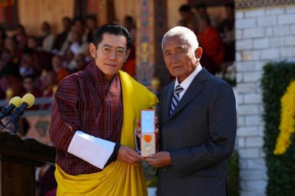 พระราชทานเครื่องราชฯภูฏานกัมพล ตันสัจจา