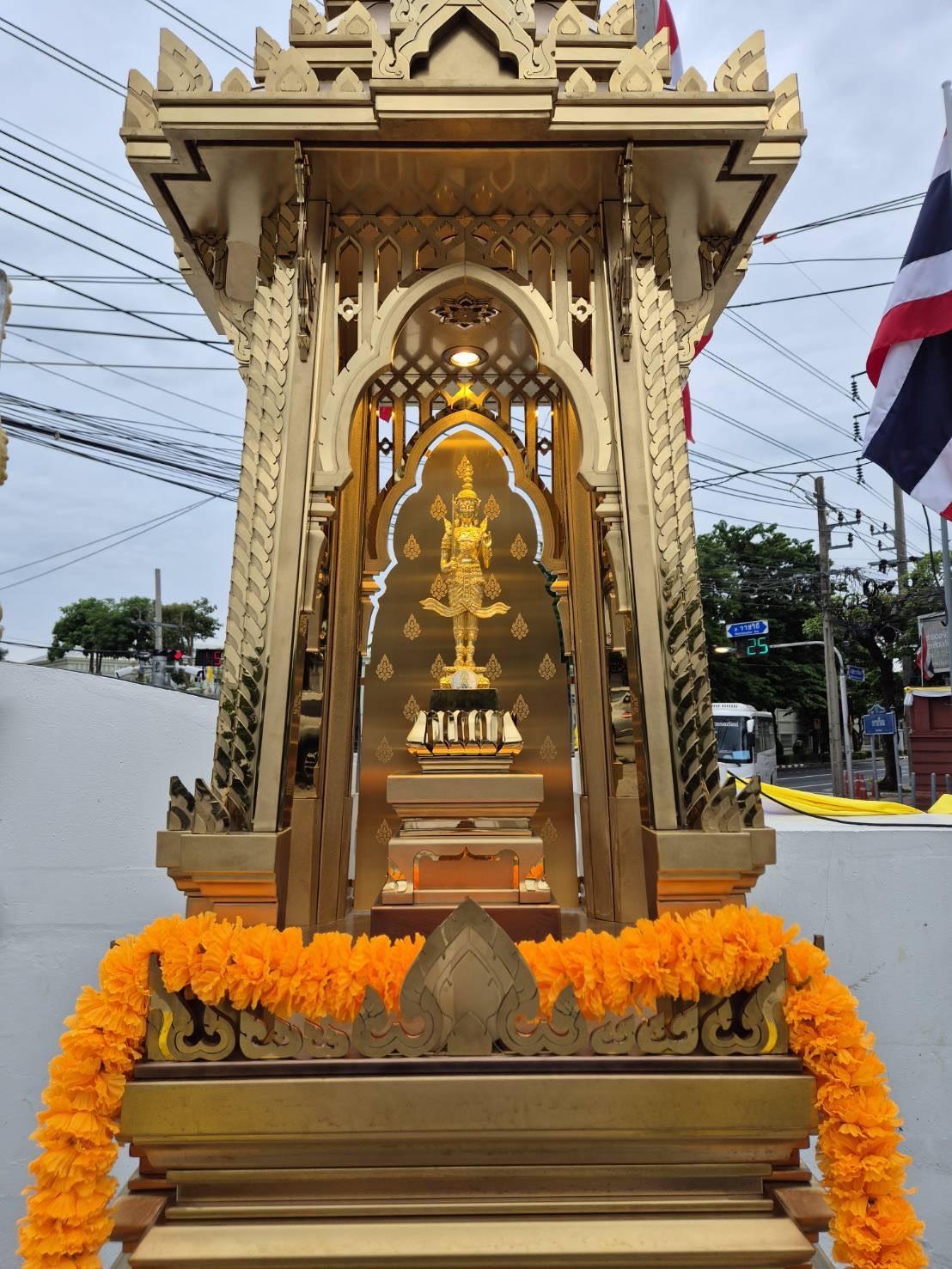 สนท.อัญเชิญ “พระสยามเทวาธิราช” ขึ้นบุษบก เกิดพระอาทิตย์ทรงกลด