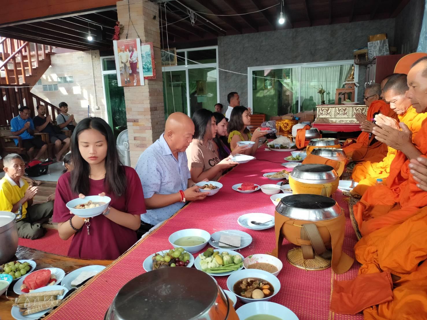 อดีตรองนายกเทศบาล ต.ผักไหม ทำบุญตักบาตรอุทิศกุศลให้บุตรสาว