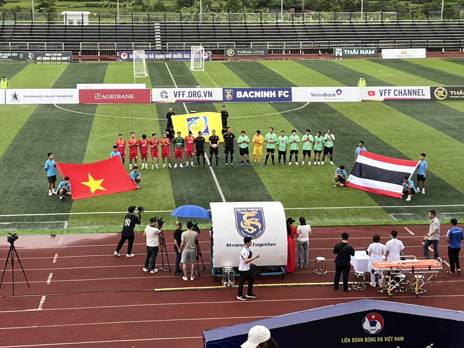 นักเตะสื่อไทยฟาดแข้งทีมสื่อเวียดนาม กระชับมิตรชื่นมื่นฉลอง 100 ปีสื่อเวียดนาม